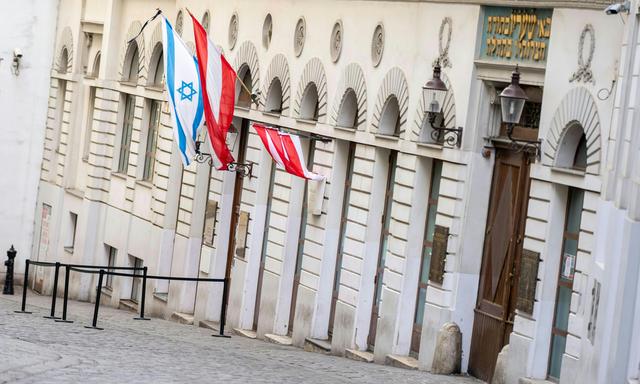 Video Israelische Fahne von Stadttempel in Wien gerissen